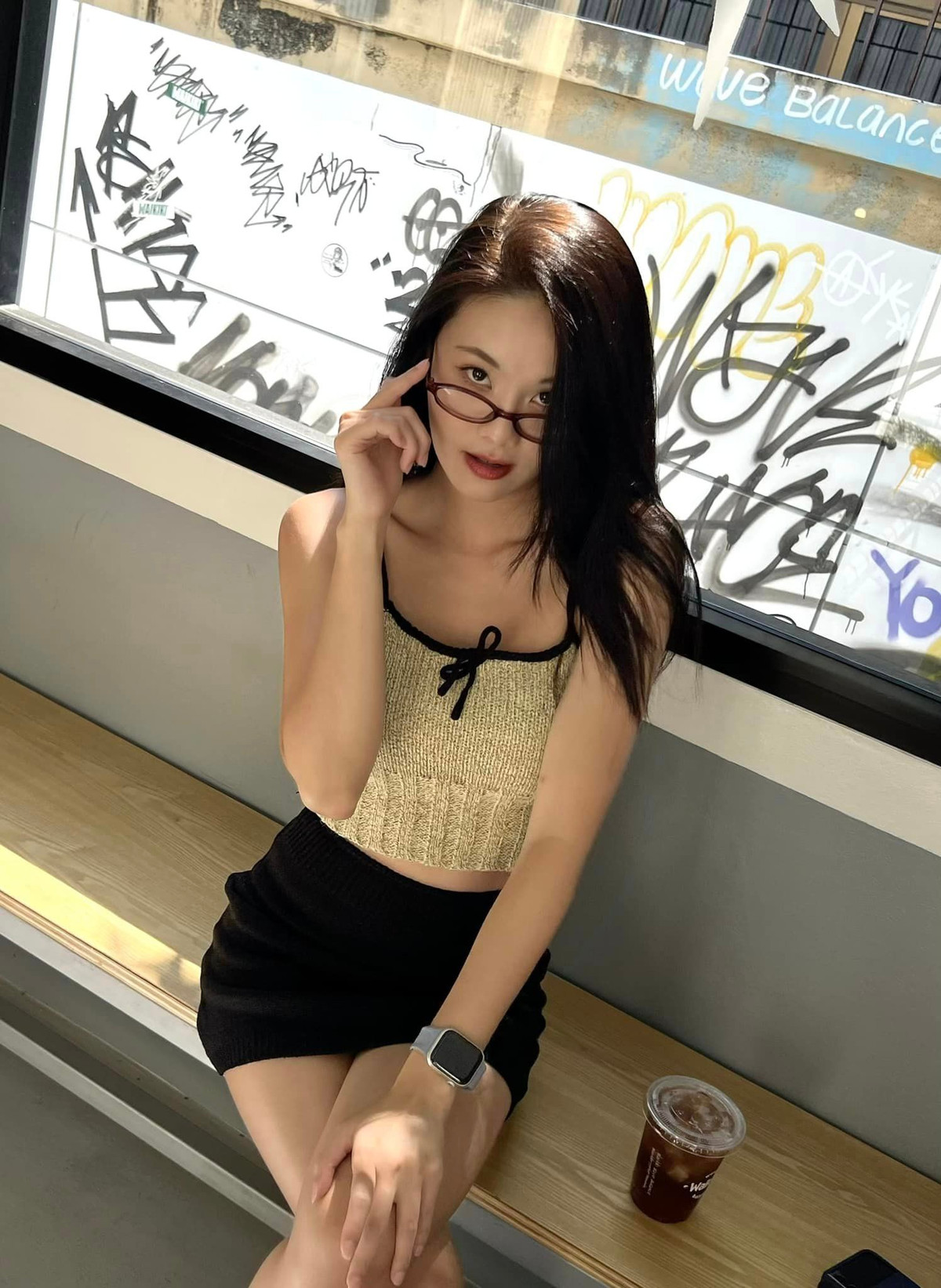 Trước khi trở thành người mẫu ảnh như hiện tại, Thitapha Kultanon từng tốt nghiệp trường đại học danh tiếng ở Băng Cốc - Thái Lan.