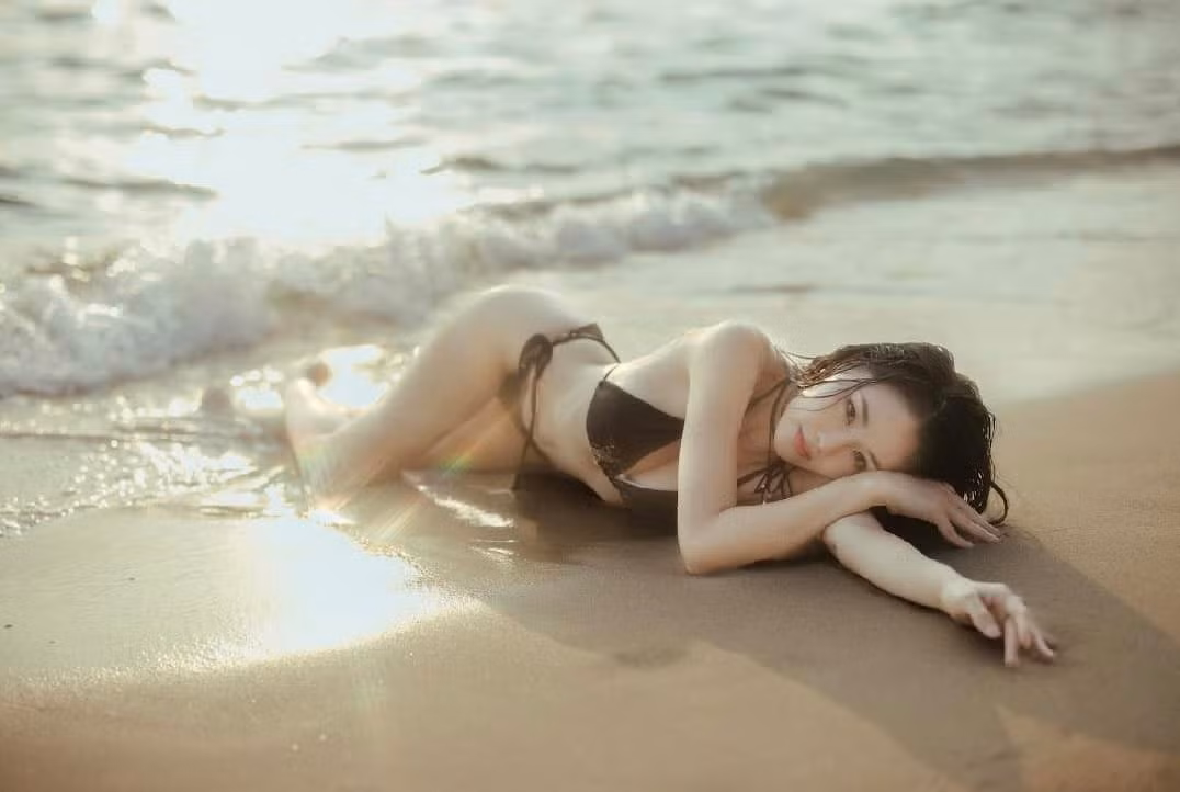 Bên cạnh là người mẫu ảnh, Thitapha Kultanon còn là chủ kênh Youtube chuyên tư vấn về thời trang và kiến thức làm đẹp.