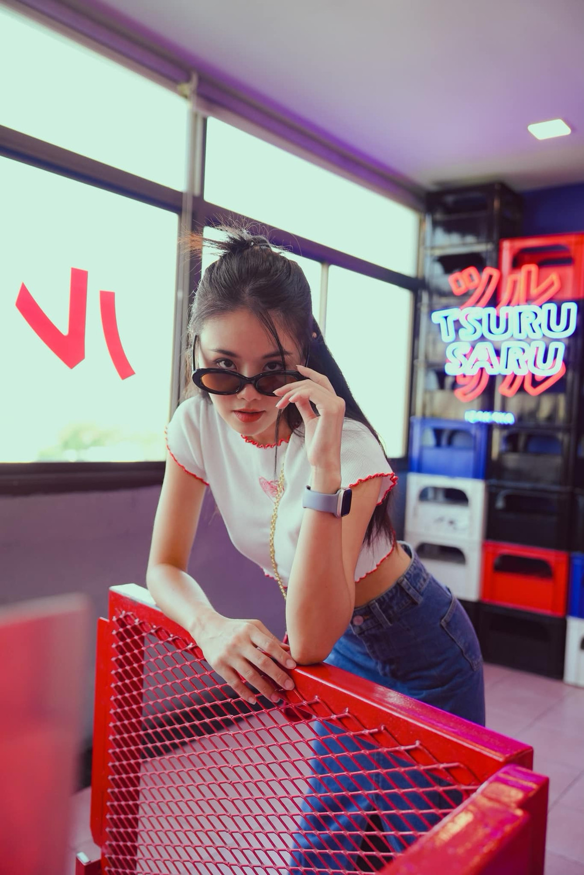 Bên cạnh những khoảnh khắc diện bikini, Thitapha Kultanon cũng thử sức với nhiều gu thời trang và điểm chung là tất cả đều không làm khó được cô nàng này.