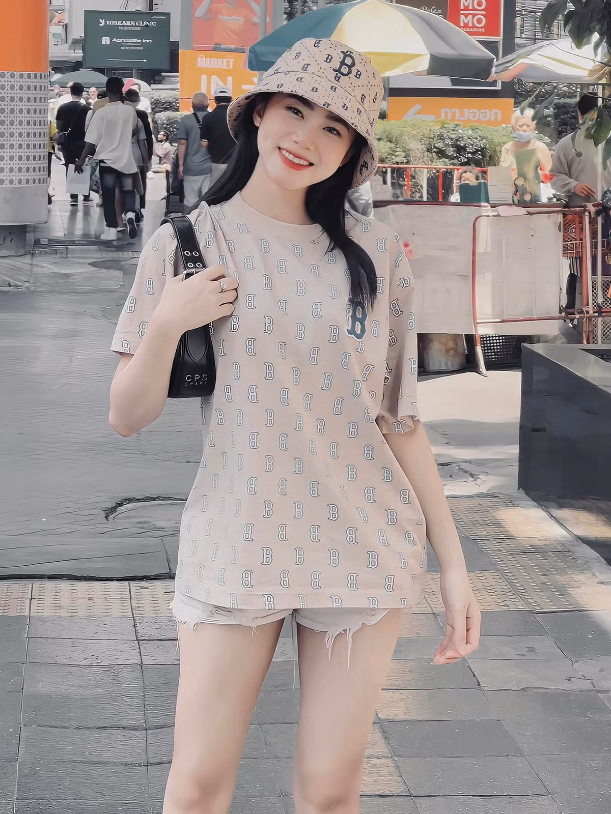 Khác với hình ảnh khỏe khoắn, năng động trên sân bóng, Hòa Bình bên ngoài là cô nàng theo đuổi phong cách gợi cảm.