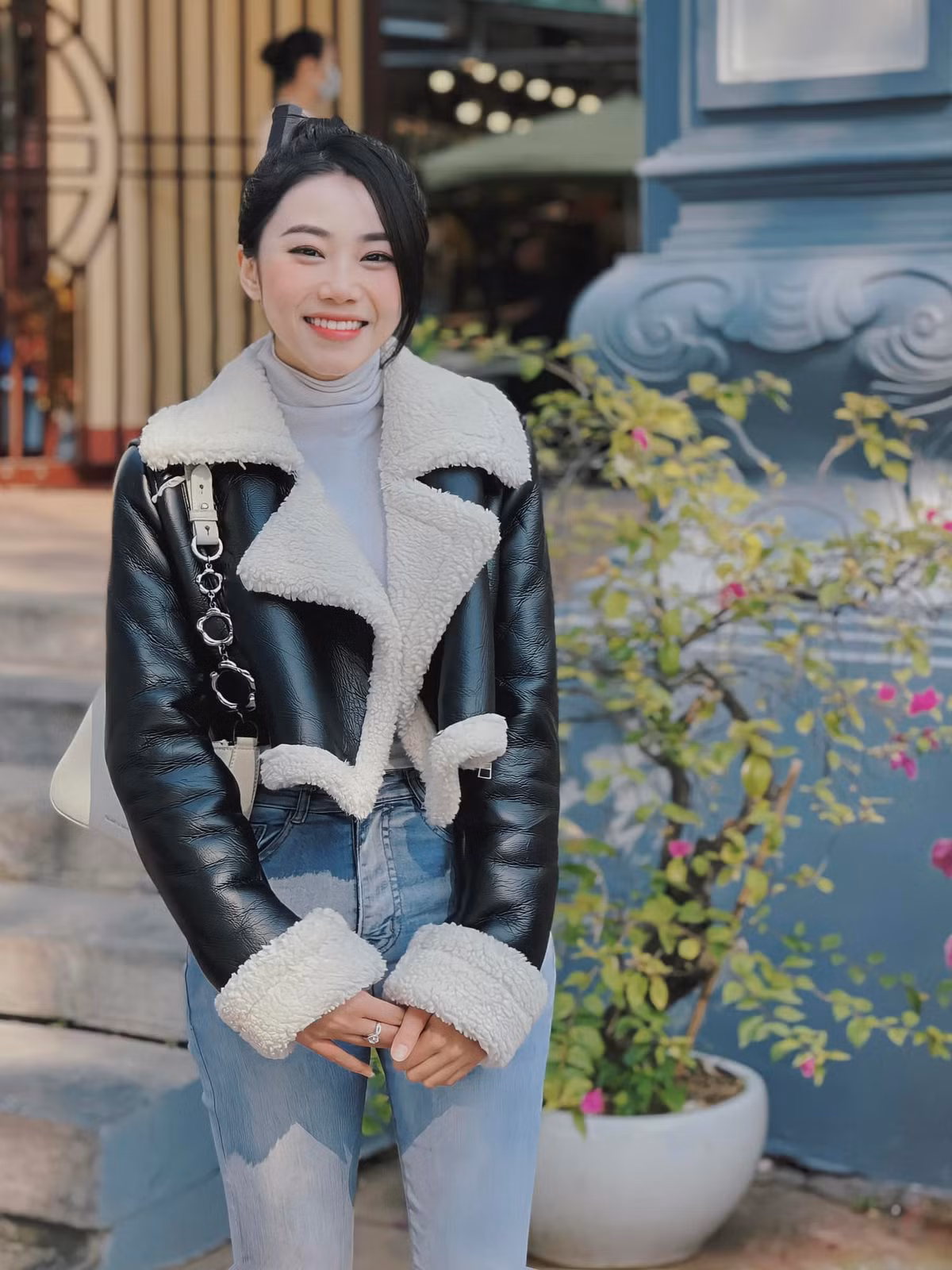 Trở về với hình ảnh nữ tính, Hòa Bình ưu tiên diện trang phục có họa tiết tối giản, ôm sát cơ thể. Cô tự tin thể hiện màu sắc cá nhân thông qua phong cách đời thường.