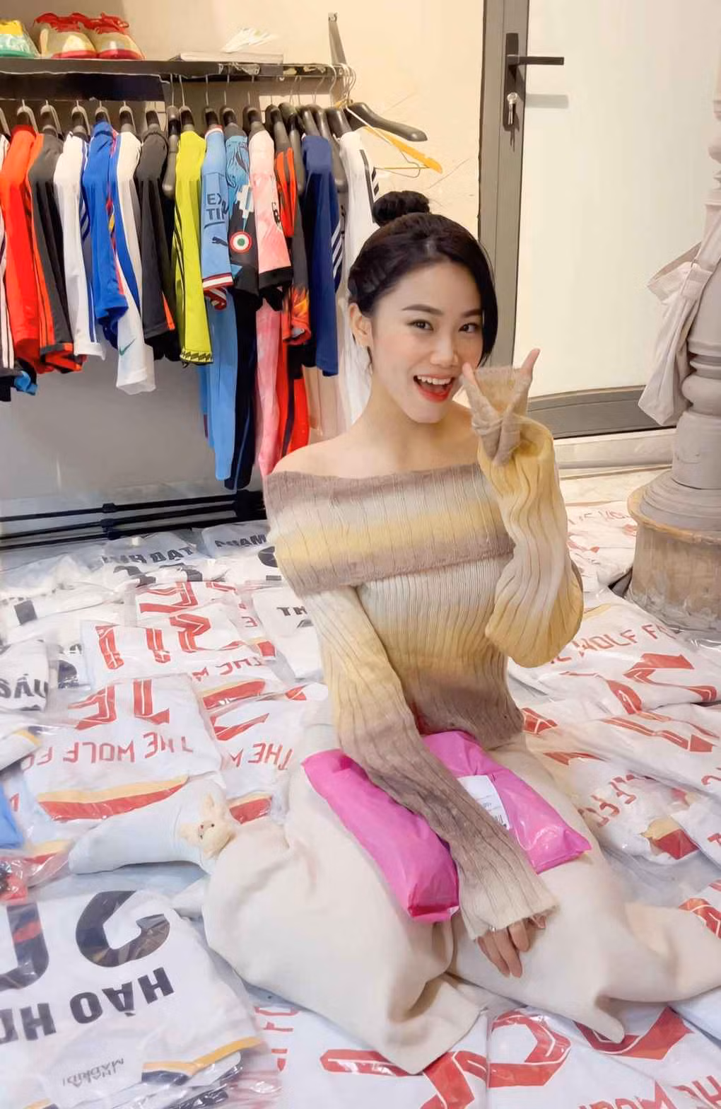 Thông qua mạng xã hội, Hòa Bình nhiều lần thể hiện tình yêu với bóng đá. Cô không ngại đăng tải những khoảnh khắc đáng nhớ trên sân cỏ.