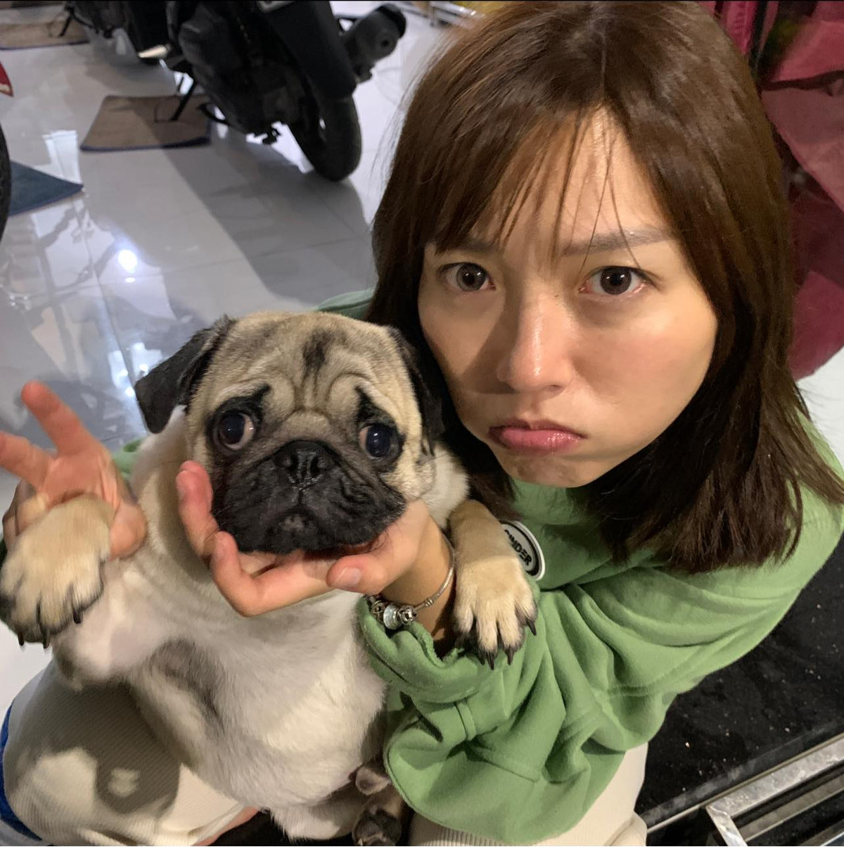 Bên cạnh việc "lê la" quán xá để review đồ ăn, Pít Ham Ăn còn thường xuyên vào bếp trổ tài nấu nướng theo các trend hot trong và ngoài nước liên quan đến ẩm thực, thu hút triệu view từ khán giả.