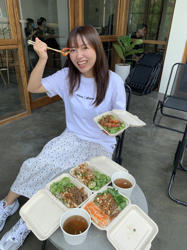 Pít Ham Ăn tên thật là Nguyễn Trần Khánh Linh (SN 1999), hiện cô bạn đang sinh sống và làm việc tại Hải Phòng. Trước khi nổi tiếng khắp các nền tảng mạng xã hội mà cụ thể là trên kênh TikTok cá nhân, gái xinh này là nữ sinh viên theo học Logistics tại Trường Đại học Hàng hải Việt Nam.