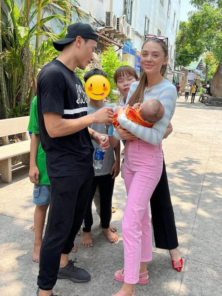 Nhân dịp cuối tuần vừa qua thủ môn Bùi Tiến Dũng và bạn gái người Ukraine - Dianka Zakhidova, cùng một số bạn bè thân thiết đã đi làm từ thiện tại 1 trung tâm nhân đạo thuộc tỉnh Bình Dương.