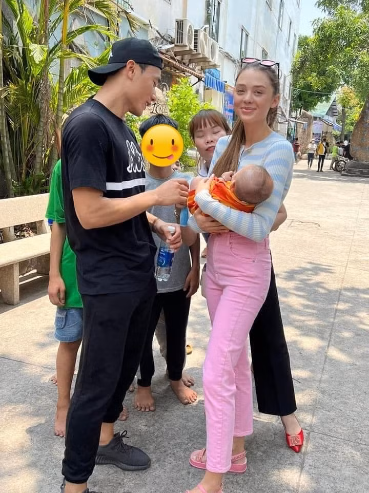 Nhân dịp cuối tuần vừa qua thủ môn Bùi Tiến Dũng và bạn gái người Ukraine - Dianka Zakhidova, cùng một số bạn bè thân thiết đã đi làm từ thiện tại 1 trung tâm nhân đạo thuộc tỉnh Bình Dương.