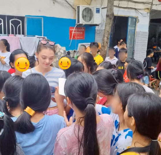 Sự có mặt của bạn gái Bùi Tiến Dũng và nam thủ môn này đã góp phần đem đến chút niềm vui cho các em nhỏ sức khoẻ yếu, không còn cha mẹ… tại đây.