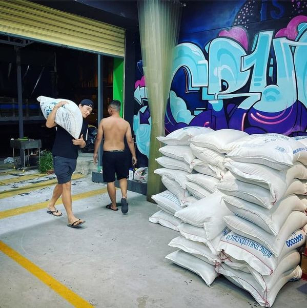 Bùi Tiến Dũng và bạn gái luôn nở nụ cười rạng rỡ, ánh mắt chan chứa tình cảm khi chăm sóc, vui đùa cùng các em. Về phía những em nhỏ tại trung tâm, ai nấy đều tỏ ra vui thích khi được gặp gỡ và giao lưu với thủ môn nổi tiếng; không quên chụp ảnh với cặp đôi để làm kỉ niệm…