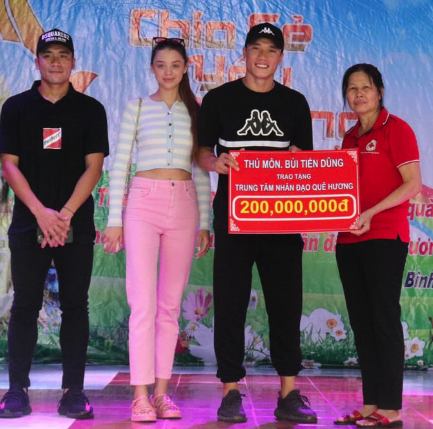 Không chỉ sẻ chia về mặt tinh thần, đoàn từ thiện của Bùi Tiến Dũng còn trao tặng trung tâm số tiền 200 triệu đồng cùng nhiều hiện vật, với hi vọng giúp nơi đây có thêm phần nào chi phí để chăm sóc cho những hoàn cảnh kém may mắn.