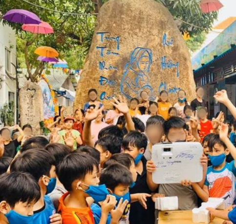 Hay vào tháng 9/2021, do lịch trình tập luyện bị tạm hoãn vì ảnh hưởng bởi dịch COVID-19, Bùi Tiến Dũng cùng nhiều đồng đội đã hỗ trợ đoàn thiện nguyện phát hơn 2.000 phần quà cho bà con có hoàn cảnh khó khăn tại thị xã Dĩ An (Bình Dương).