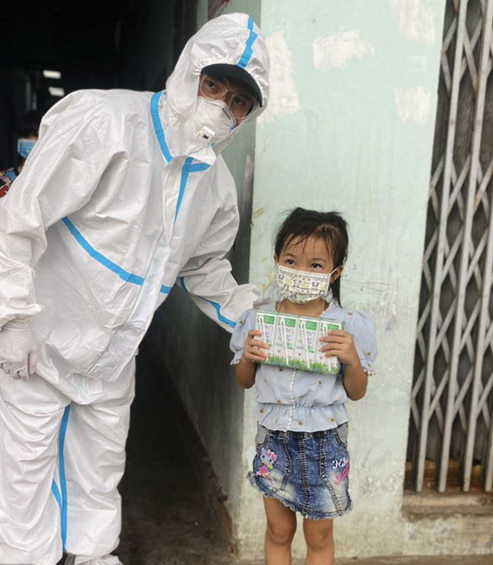 Theo dõi loạt ảnh do một số thành viên trong đoàn đăng tải, có thể thấy Bùi Tiến Dũng và bạn gái mặc trang phục giản dị để tiện vận động.