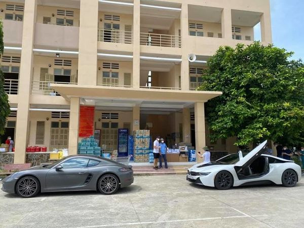 Đây không phải lần đầu tiên Bùi Tiến Dũng ghi điểm trong mắt người hâm mộ khi làm từ thiện. Vào tháng 4/2020, do không thể di chuyển vì cả nước đang thực hiện giãn cách xã hội, “người hùng Thường Châu 2018” đã chuyển tặng 1 trung tâm tình thương ở tỉnh Bình Dương chiếc máy chiếu, để các em nhỏ tại đây có thêm thiết bị học tập.