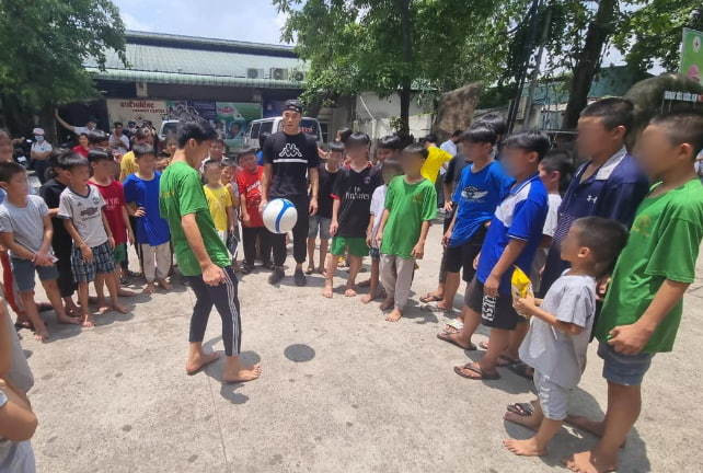 Khi giao lưu với trung tâm, Bùi Tiến Dũng và em trai Bùi Tiến Dụng đã hào hứng dạy các em nhỏ cách nâng và sút bóng, tự tay khuân vác đồ đạc, cho các em uống sữa…