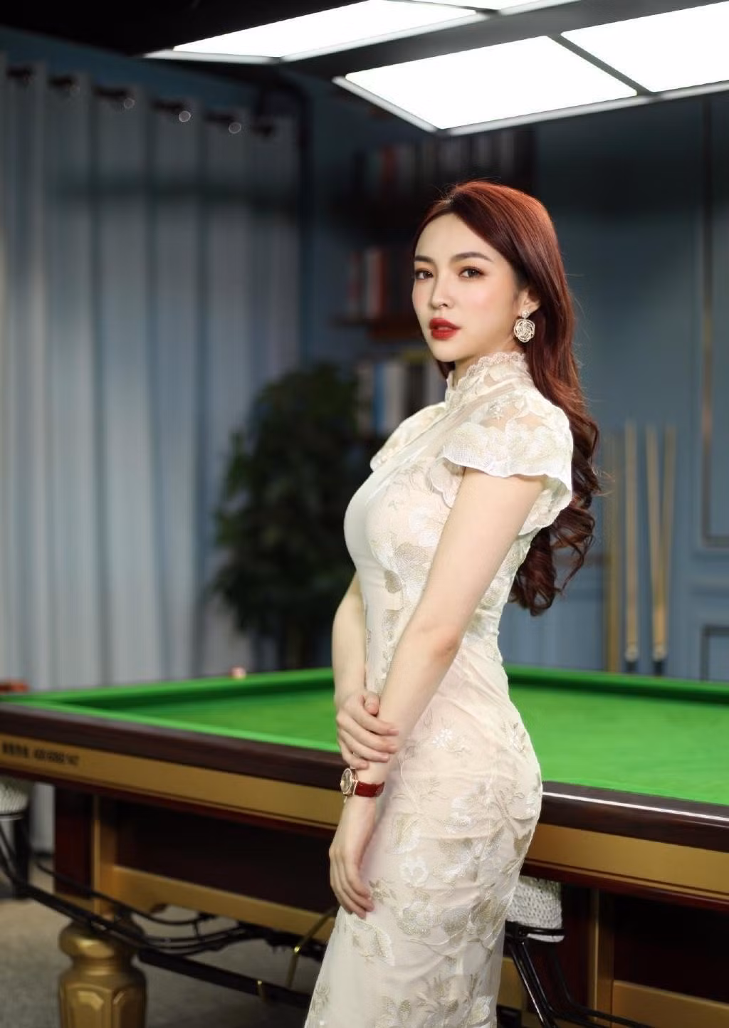 Wang Zhongyao sinh năm 1993 và cô nàng bén duyên với bộ môn billiards ngay từ khi còn học cấp 3.