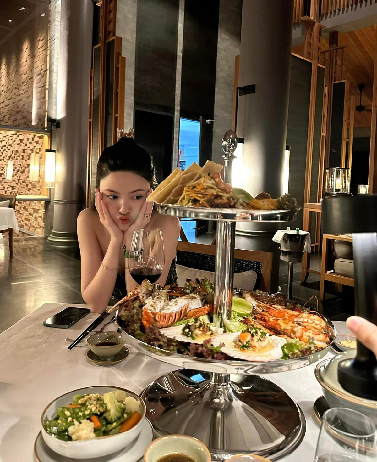 Trước những ý kiến trái chiều này, Chu Thanh Huyền đã nhanh chóng lên tiếng. Cô không đề cập đến chuyện mình có quảng cáo lố hay không mà chỉ tập trung vào tính hợp pháp của sản phẩm.