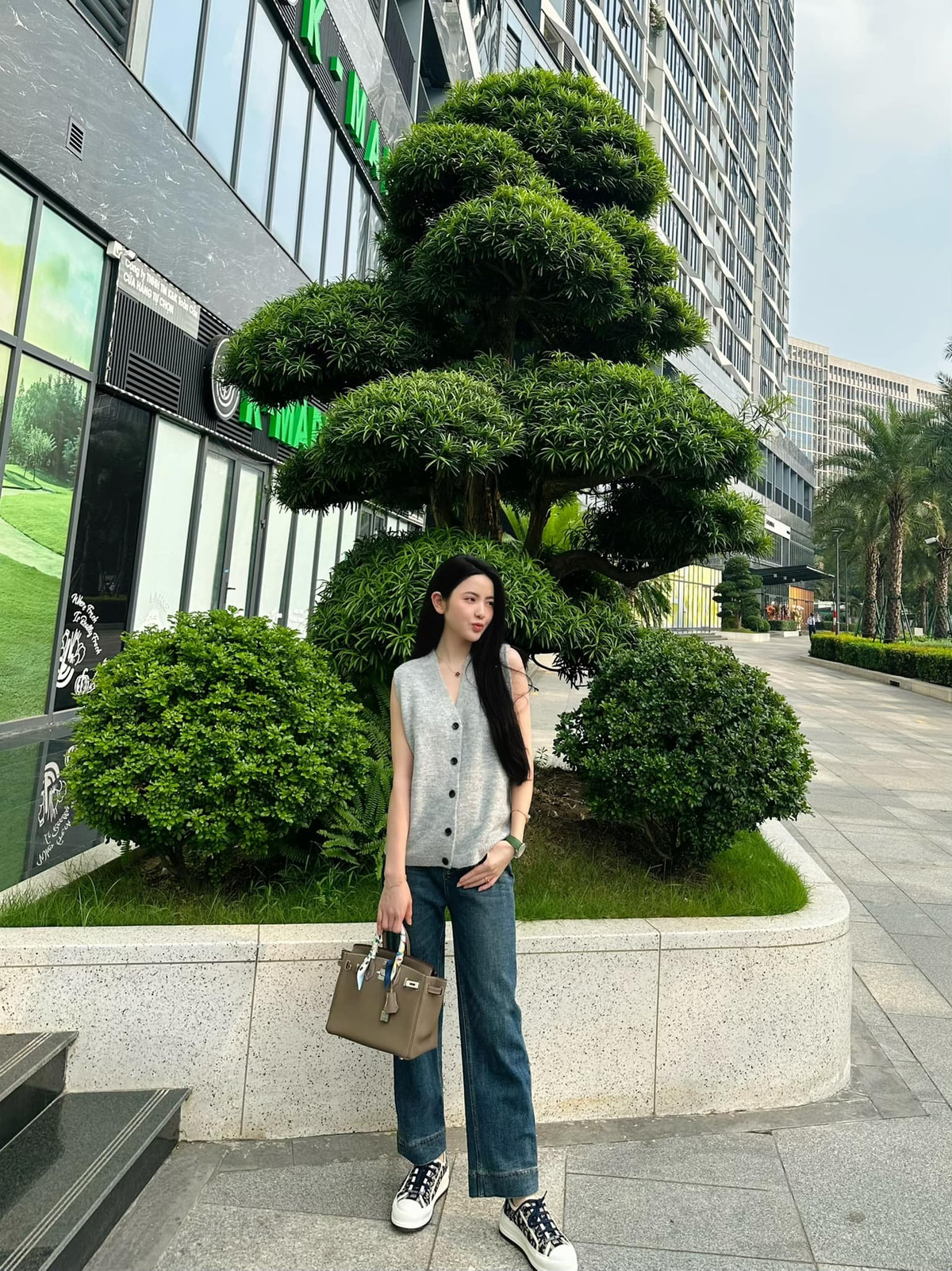 Mới đây nhất, tài khoản TikTok có tên M.R đã đăng clip tố một cô gái quảng cáo sản phẩm quá lố, mỹ phẩm nhưng như tiên dược với những câu từ khẳng định, tìm mọi cách thu hút người xem: “toner diệt mụn”, “kiếp này sẽ không bao giờ bị mụn”,...