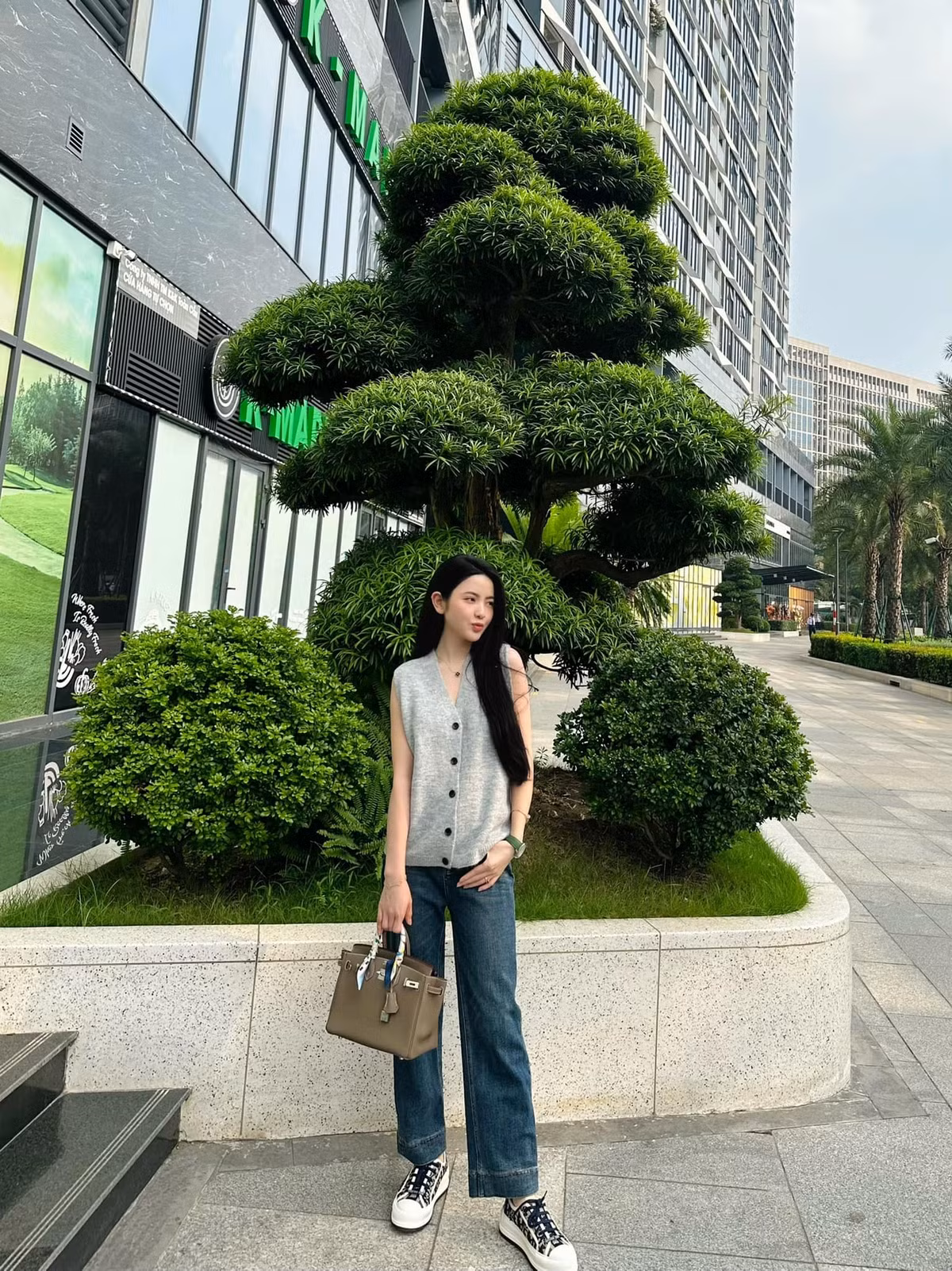 Mới đây nhất, tài khoản TikTok có tên M.R đã đăng clip tố một cô gái quảng cáo sản phẩm quá lố, mỹ phẩm nhưng như tiên dược với những câu từ khẳng định, tìm mọi cách thu hút người xem: “toner diệt mụn”, “kiếp này sẽ không bao giờ bị mụn”,...