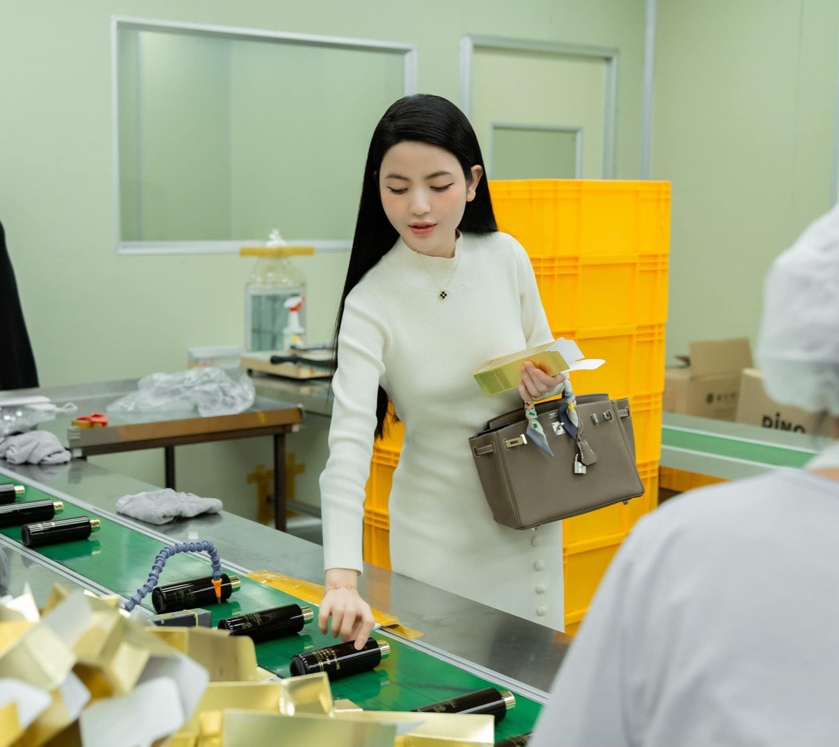 Ngoài ra người này còn cho rằng nữ chính trong đoạn clip còn nói sai thành phần mỹ phẩm, có thể gây hiểu lầm nghiêm trọng với người dùng.