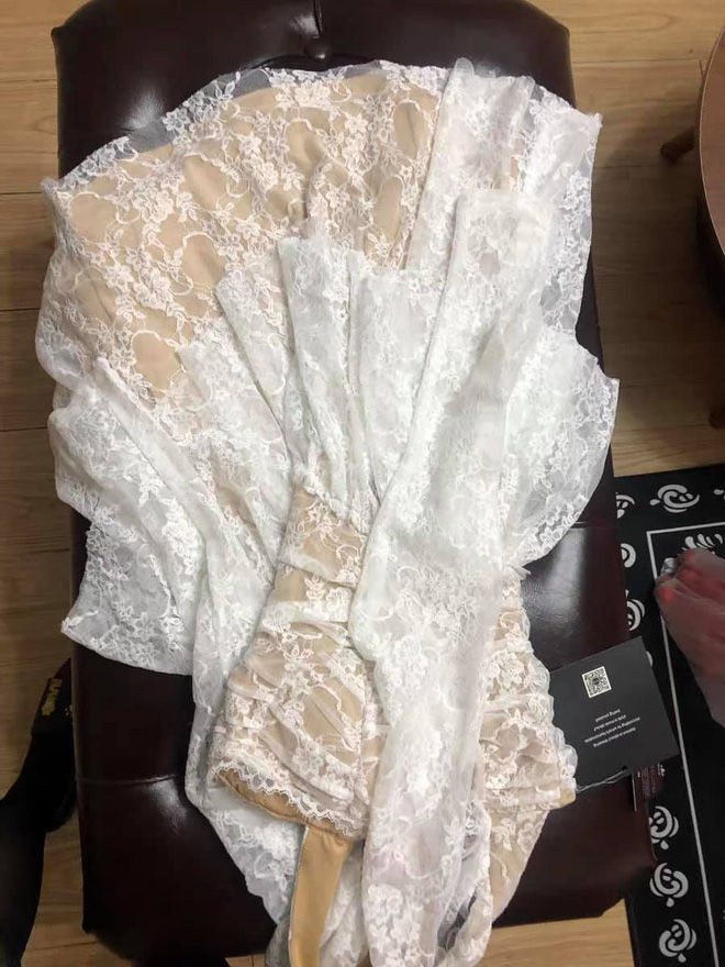 Không khó để nhận ra hàng mẫu có thiết kế khá cầu kỳ với phần tay dài, bo ngực và chân váy xếp tầng bồng bềnh cực kỳ nữ tính. Chưa kể, tone màu trắng sang trọng của nó còn giúp diện mạo người mặc được nâng lên tầm cao mới, trông như một nàng tiểu thư chính hiệu.