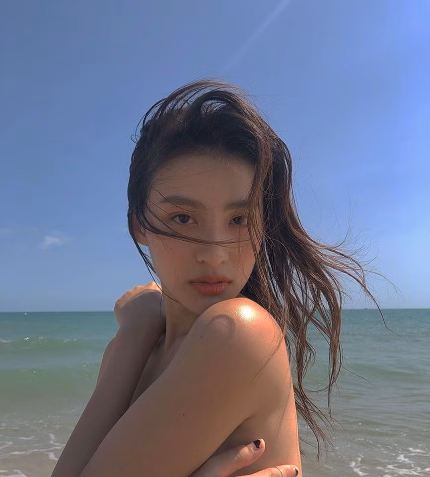 Điểm khiến hot girl lai - Dương Minh Ngọc nổi bật chính là nhờ vào việc sở hữu gương mặt xinh "không góc chết" và một vóc dáng vừa vặn, đủ “đốn tim” người khác ngay cái nhìn đầu tiên.