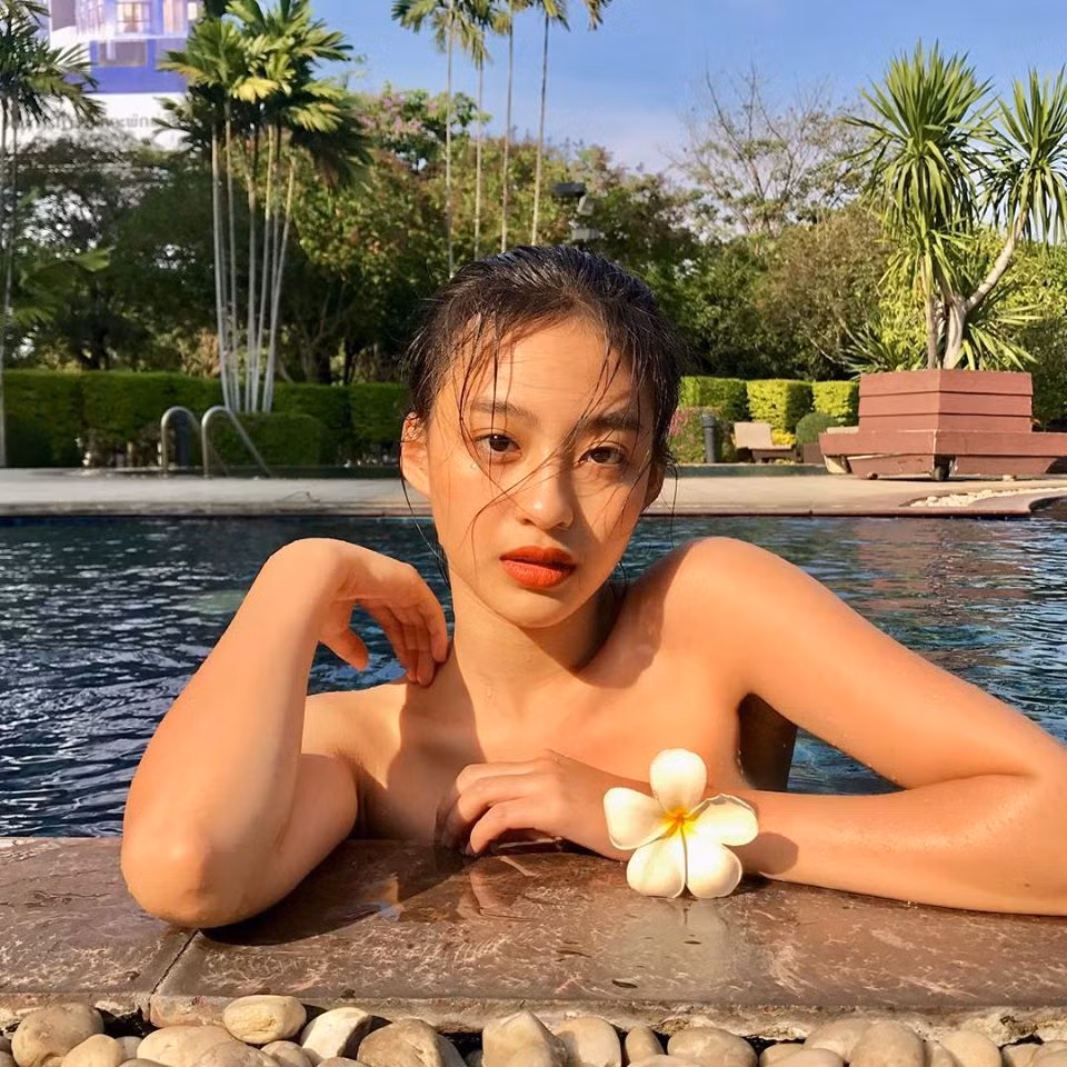 Mới đây trên trang cá nhân của mình, Minh Ngọc khiến nhiều người phải chú ý khi đăng tải những bức ảnh khoe vai trần đầy quyến rũ.