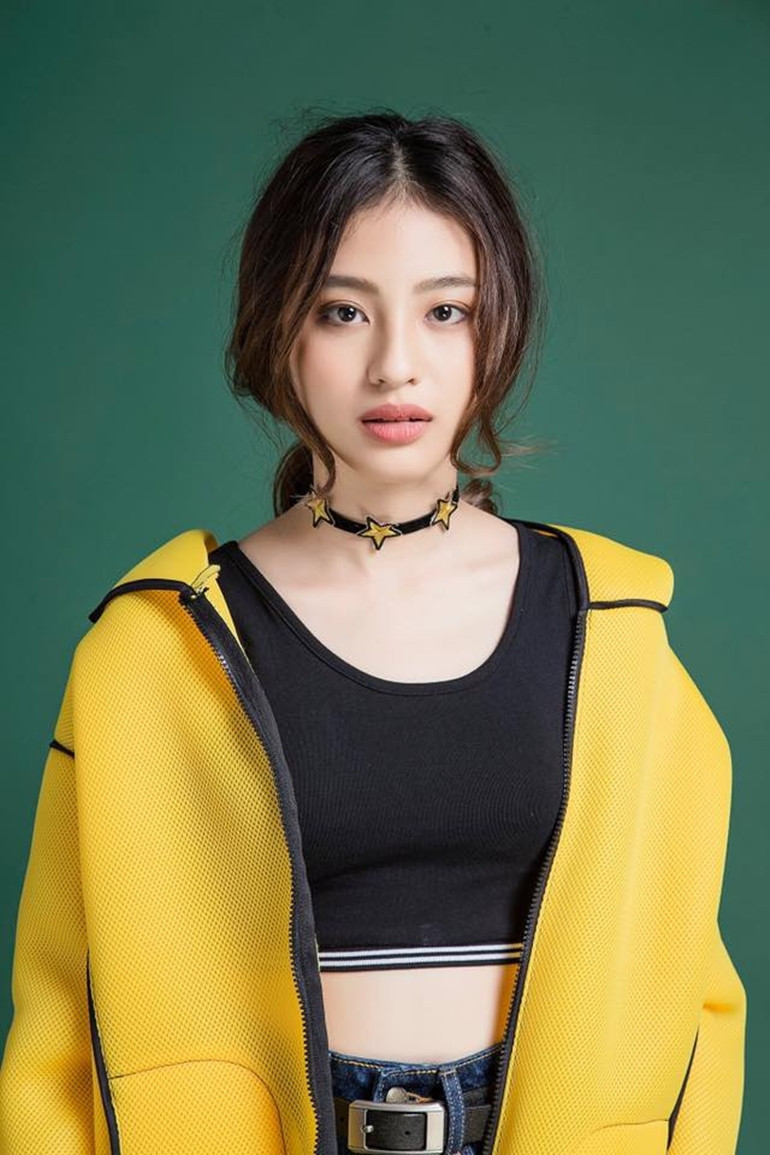 Thậm chí có một số fan hâm mộ còn nhận xét rằng Dương Minh Ngọc rất giống những người mẫu quảng cáo nổi tiếng ở Hàn Quốc, với gương mặt V-line, đôi mắt to tròn, sống mũi gọn gàng và bờ môi dày gợi cảm.