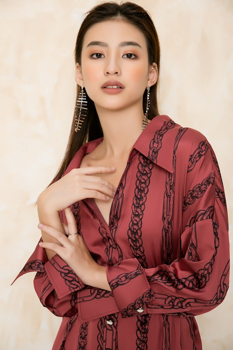 Tuy được sinh ra ở Hà Nội, nhưng Dương Minh Ngọc hiện tại đang làm việc và sinh sống tại Sài Gòn. Được biết, ban đầu, hot girl 9X bén duyên với nghề người mẫu ảnh nhờ vào cơ hội cộng tác với báo Hoa học trò.