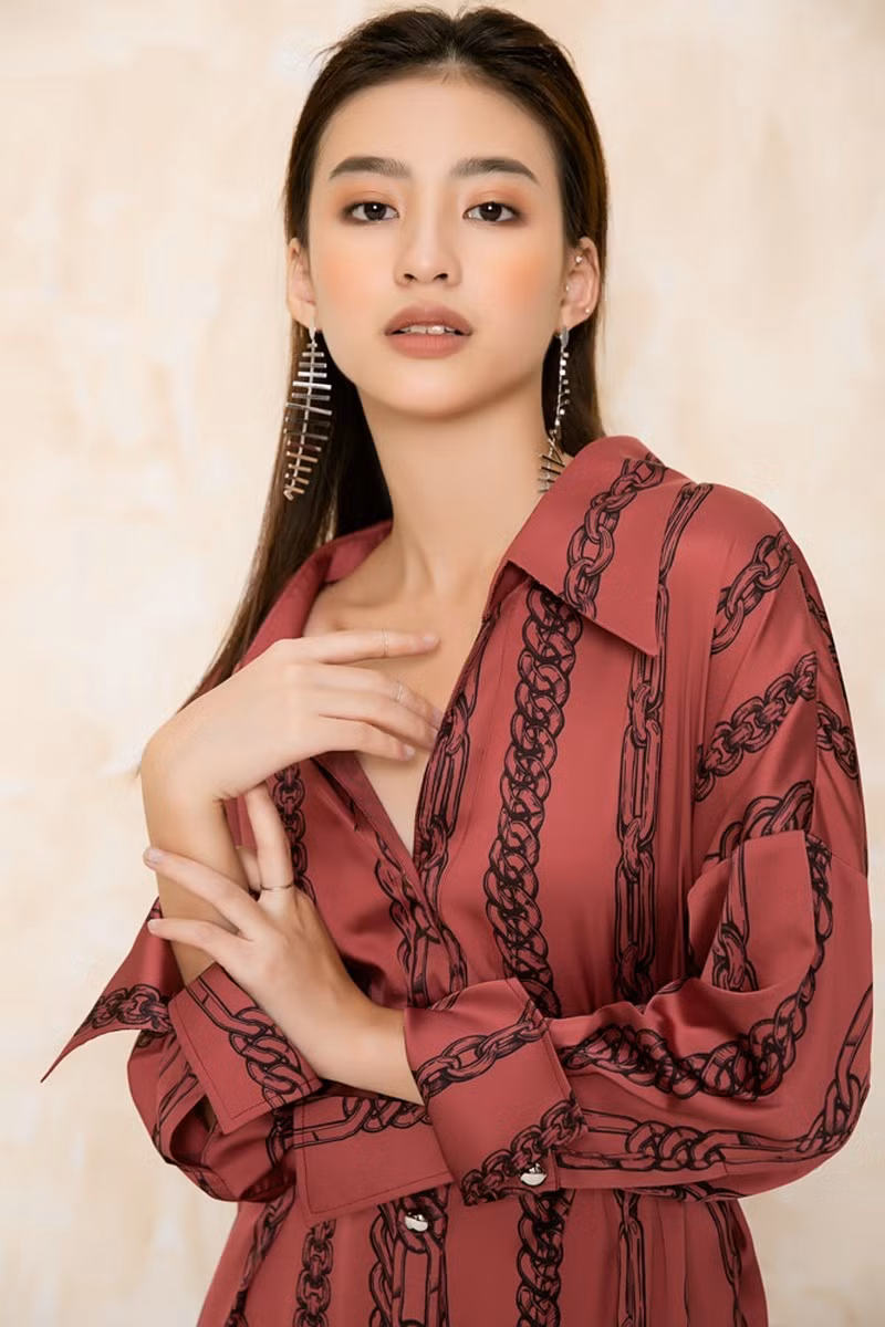 Tuy được sinh ra ở Hà Nội, nhưng Dương Minh Ngọc hiện tại đang làm việc và sinh sống tại Sài Gòn. Được biết, ban đầu, hot girl 9X bén duyên với nghề người mẫu ảnh nhờ vào cơ hội cộng tác với báo Hoa học trò.