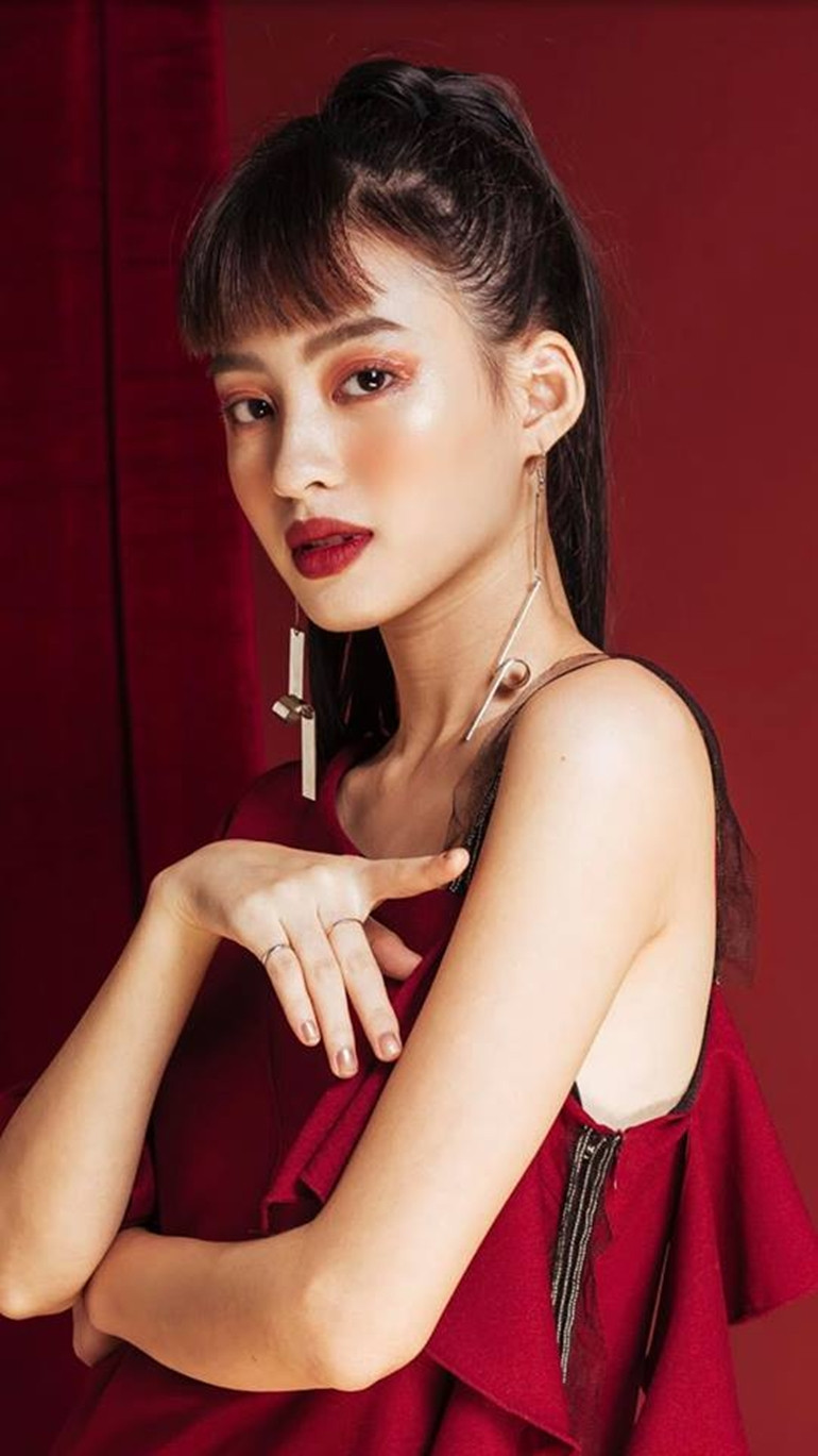 Tuy vóc dáng khá nhỏ nhắn nhưng bù lại Dương Minh Ngọc lại sở hữu cơ thể rất vừa vặn, hầu như không kén bất kì loại trang phục nào.