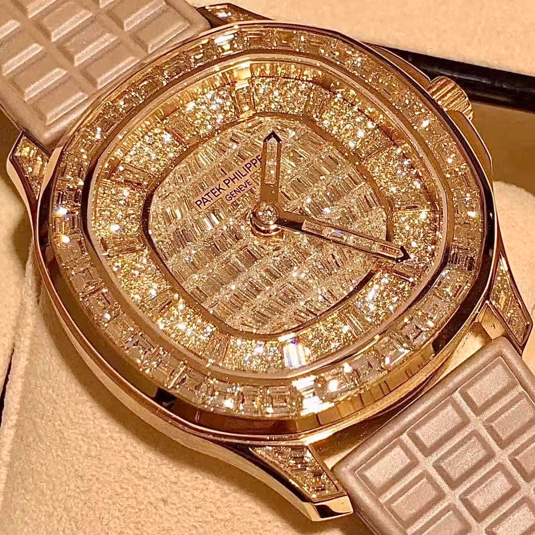 Thế nhưng mới đây, Đoàn Di Băng đã cho lên sóng một "chiếc" post sương sương khoe nhẹ tiền lời nhờ mua sắm "tiêu sản" của mình làm bao người phải vào "xin vía".