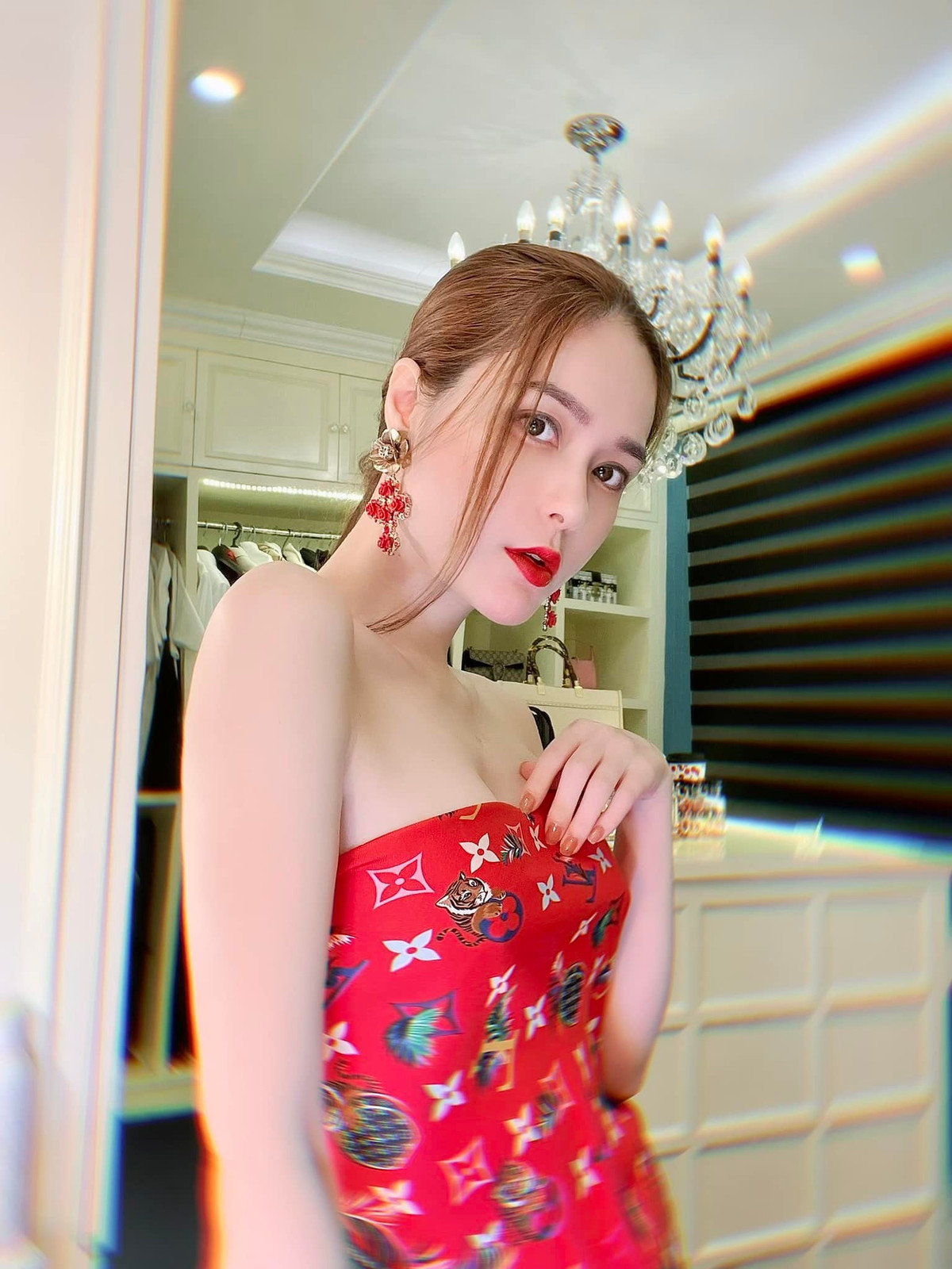 Cứ dăm bữa, nửa tháng, nữ đại gia quận 7 lại đập hộp túi hiệu trăm triệu, đồng hồ tiền tỷ, kim cương "hột mít", xe sang đắt tiền… Ôi thôi, đủ cả!