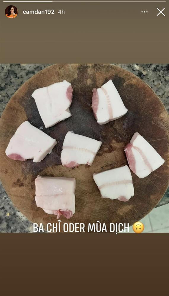 Dù không trình bày rõ ràng sự việc nhưng chỉ nhìn story người ta cũng đoán được phần nào câu chuyện. Có vẻ như Cẩm Đan đã đặt mua ba chỉ heo để nấu ăn tại nhà.