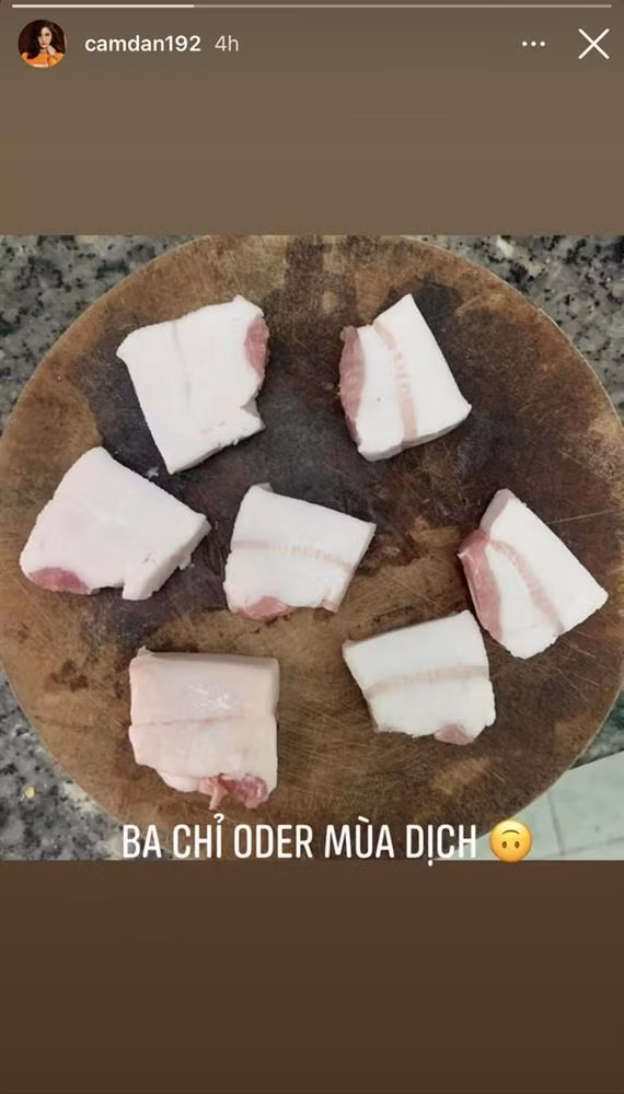 Dù không trình bày rõ ràng sự việc nhưng chỉ nhìn story người ta cũng đoán được phần nào câu chuyện. Có vẻ như Cẩm Đan đã đặt mua ba chỉ heo để nấu ăn tại nhà.