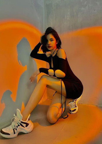 Bước ra từ cuộc thi Hoa Hậu Việt Nam 2020, gái xinh Cẩm Đan còn liên tục gây xôn xao khi bị đồn hẹn hò với đại gia Đức Huy - chồng cũ Lệ Quyên.