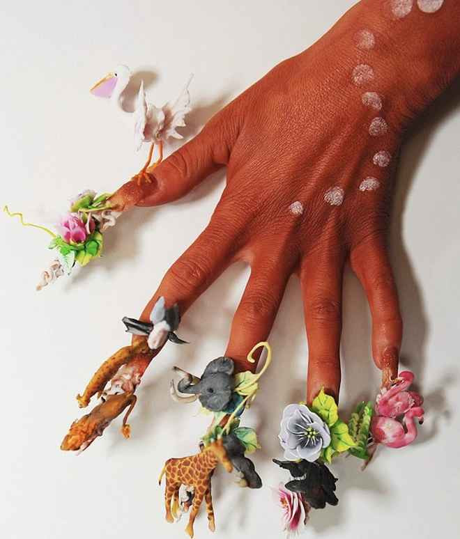 Trên khắp các fanpage làm đẹp, hội chị em khoe những bộ nail "đỉnh nóc, kịch trần" để vừa chơi Tết vừa "trốn" việc rửa bát.