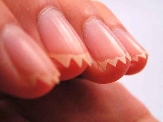 Để thực hiện những bộ móng tay, móng chân như này các chị em không chỉ mất tiền mà còn rất mất thời gian. Nhất là trong những ngày cận Tết thì có khi phải ngồi chờ 5-6 tiếng để được làm mới bàn tay của mình là chuyện rất bình thường.