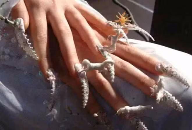 Trên mạng xã hội, hội chị em đã bày cách cho nhau trốn việc rửa bát ngày Tết bằng cách "tậu" nhưng bộ móng tay cực chất và khá ấn tượng.