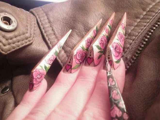 Không chỉ là một cách khoe có bộ móng tay xinh, các chị em còn tin tưởng rằng, khi nhìn vào những bộ nail mất vài tiếng để thực hiện này, các ông bố, bà mẹ hay chồng sẽ không nợ bắt họ vào bếp làm nghĩa vụ của một người con, người vợ trong gia đình.