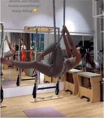 Tiên Nguyễn còn tiết lộ thức uống quen thuộc để thanh lọc cơ thể sau khi ngủ dậy, trước mỗi bữa sáng. Đó là nước ấm pha chanh tây kết hợp cần tây xay nhuyễn với gừng. Đây là một trong những bí quyết giúp cô luôn khỏe khoắn và xinh đẹp từ bên trong.