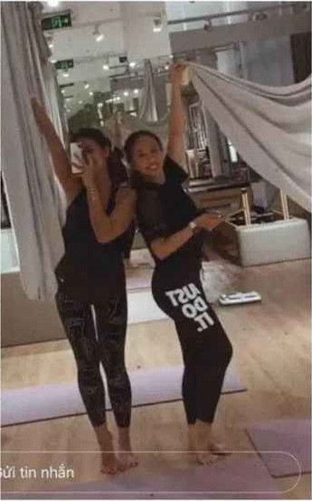 Nữ rich kid chăm chỉ mỗi sáng dành ra khoảng 1 tiếng để tập luyện theo trong khuôn viên nhà. Một trong những lý do nữa của việc tự tập luyện chính là cô hay bay đi nước ngoài và công tác liên tục nên để tiết kiệm thời gian lẫn có hiệu quả trong việc giữ dáng thì cô phải tự chủ động tập tại nhà, khách sạn hay những nơi có thể tập.