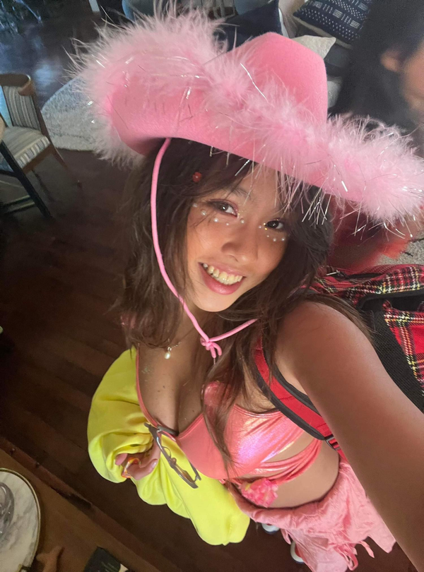 Trong số con gái của Phượng Chanel, Mỹ Uyên là niềm tự hào lớn nhất của Phượng Chanel khi cô bé không chỉ xinh đẹp mà còn giỏi giang. Trên trang cá nhân của mình, nữ đại gia xứ Thanh thường xuyên khoe ảnh con gái lớn cũng những lời yêu thương, ngọt ngào.