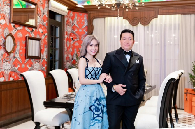 Tổ ấm được đặt tên là Hanayuki House - ghép từ tên hai con gái của vợ chồng cô. Trước khi chuyển về nơi ở mới trong lúc chờ biệt thự 400 tỷ hoàn thành, Di Băng từng chia sẻ cô vẫn còn rất luyến tiếc nhà cũ.