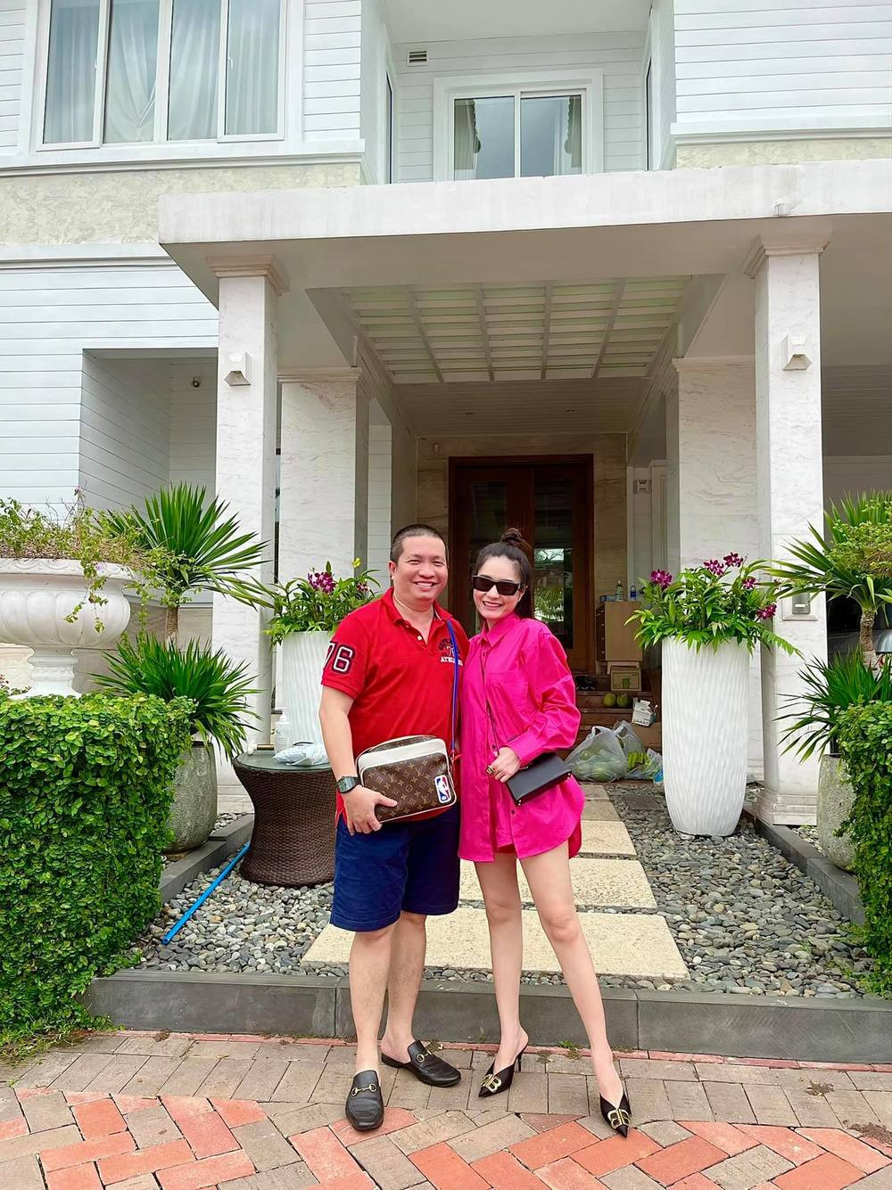 Ngoài siêu xe, Di Băng cho biết mình cũng là một người chơi hệ kim cương. Có lần nữ đại gia đeo không chỉ một mà đến tận 3 hột xoàn to vật vã.