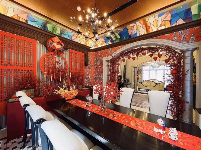 Chồng nữ đại gia quận 7 viết: "Rất nhiều người liên lạc anh để mua lại căn nhà này. Thậm chí trả giá rất cao. Họ bảo họ coi ra căn nhà này rất tốt, rất may mắn nên tha thiết mua lại. Ủa may mắn vậy anh bán chi trời, giờ này tui còn chạy qua thăm nhà là biết tui cưng cỡ nào rồi...".