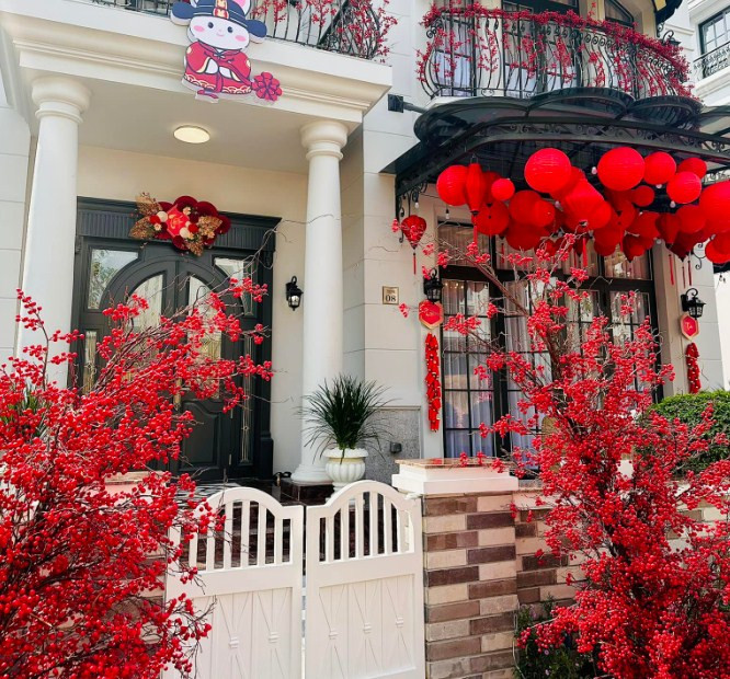 Mới đây, doanh nhân Quốc Vũ - ông xã Đoàn Di Băng tiết lộ thời gian qua đã có rất nhiều người hỏi thăm để mua lại căn biệt thự rộng 300 m2 này.