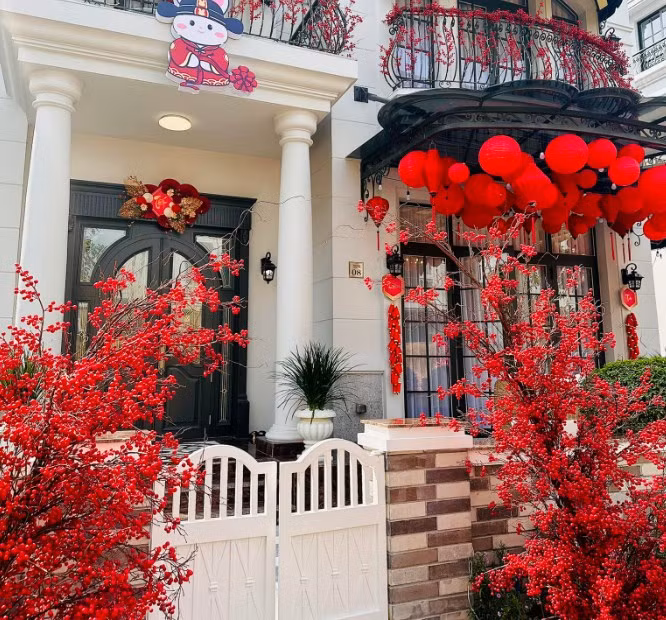 Mới đây, doanh nhân Quốc Vũ - ông xã Đoàn Di Băng tiết lộ thời gian qua đã có rất nhiều người hỏi thăm để mua lại căn biệt thự rộng 300 m2 này.