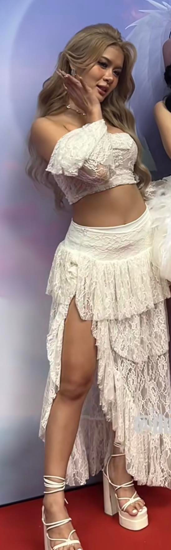 Nổi tiếng trên mạng là thế, nhiều người không khỏi tò mò về nhan sắc thật của Xuân Ca. Bởi trên các clip của cô nàng thường trang điểm khá đậm, ít khi để lộ mặt mộc.