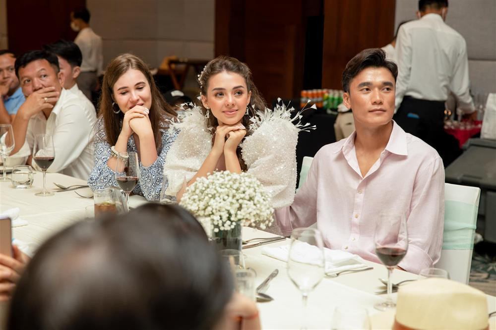 Theo tìm hiểu, mong muốn của Bùi Tiến Dũng là muốn lồng ghép vẻ đẹp của đất nước Ukraine - quê hương cô dâu vào váy, để cô không cô đơn khi lấy chồng xa nhà.