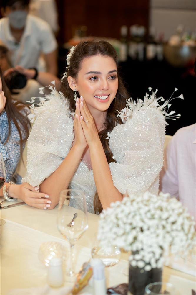 Vợ Bùi Tiến Dũng xúc động bật khóc khi nhìn những hình ảnh của mình hồi nhỏ bên người thân. Đây là món quà đặc biệt mà chú rể dành tặng khi bố mẹ cô dâu không thể sang Việt Nam dự hôn lễ của họ.