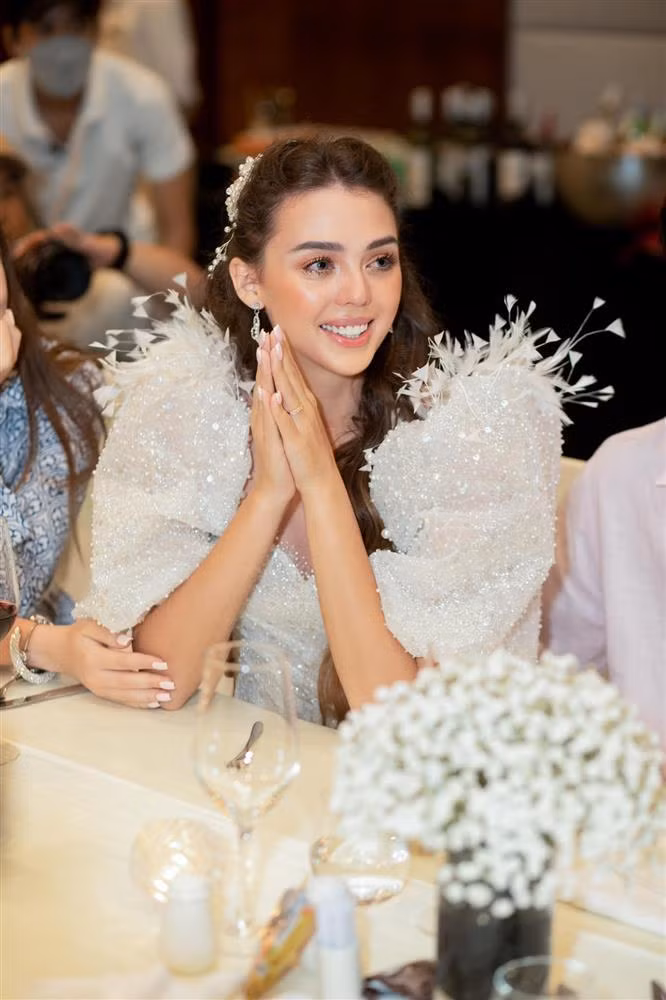 Vợ Bùi Tiến Dũng xúc động bật khóc khi nhìn những hình ảnh của mình hồi nhỏ bên người thân. Đây là món quà đặc biệt mà chú rể dành tặng khi bố mẹ cô dâu không thể sang Việt Nam dự hôn lễ của họ.